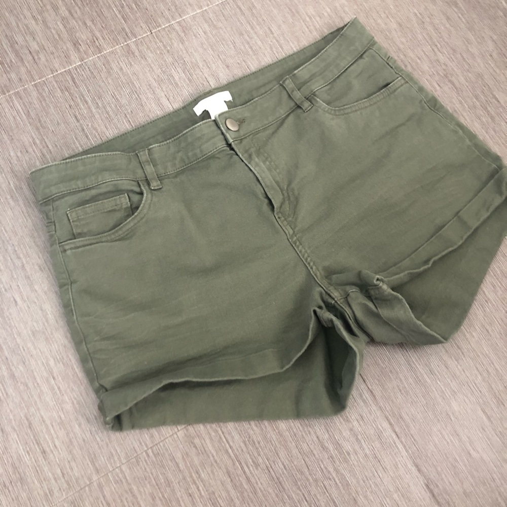 H&M | Olive Green Shorts